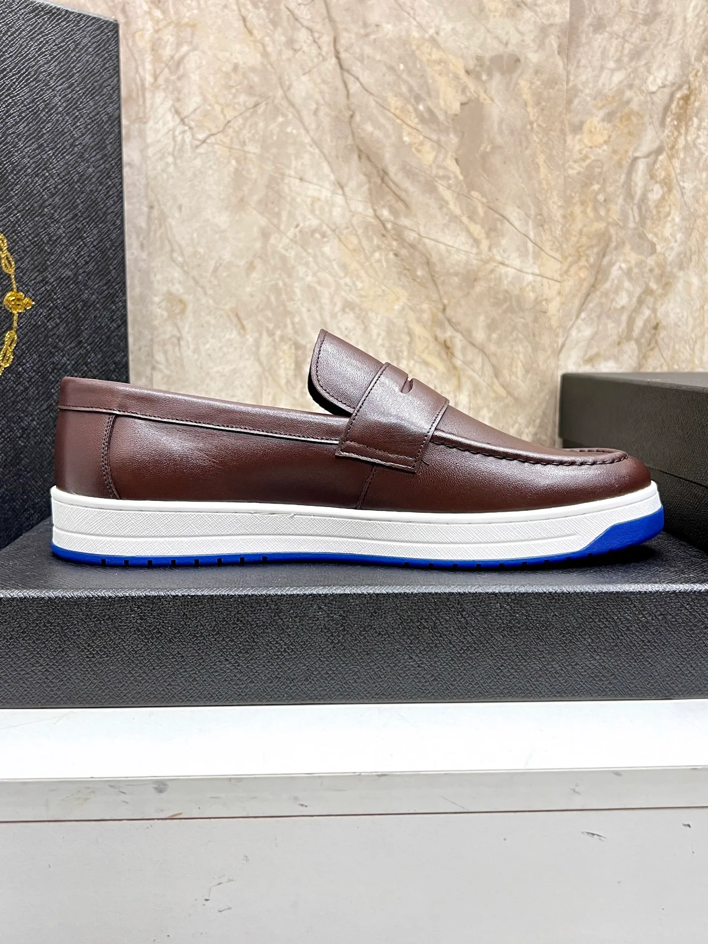 💰620 Prada classic men’s lace-up casual shoes｜Imported cowhide upper｜Layered stitching design on the upper Lightweight and breathable｜Soft and comfortable｜PRADA letters on the side｜Distinctive sporty style Showing the brand style｜Lightweight embossed rubber sole｜With cowhide foot pad lining｜Excellent foot feel Fashionable and elegant｜Size: 38-44 (customized at 45)